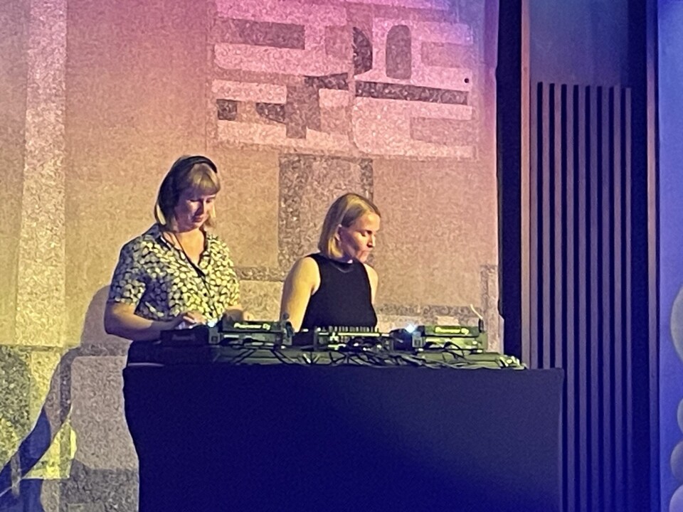 DJ-ene Aspi og TORA G fra Bergenskollektivet Konsept X spilte i Storsalen.