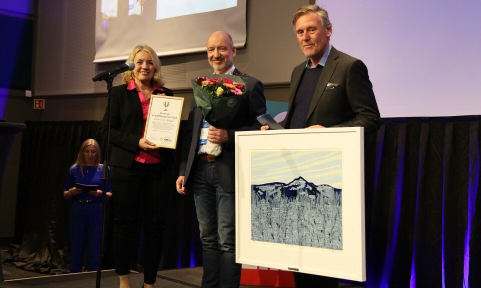 Fra kåringen av vinneren av anskaffelsesprisen 2023: (f.v.) Marit Holter-Sørensen, avdelingsdirektør i DFØ, innkjøpssjef Kjetil Skog ved Universitetet i Bergen og Odd Olaf Schei, seniorrådgiver i DFØ og leder av årets jury.