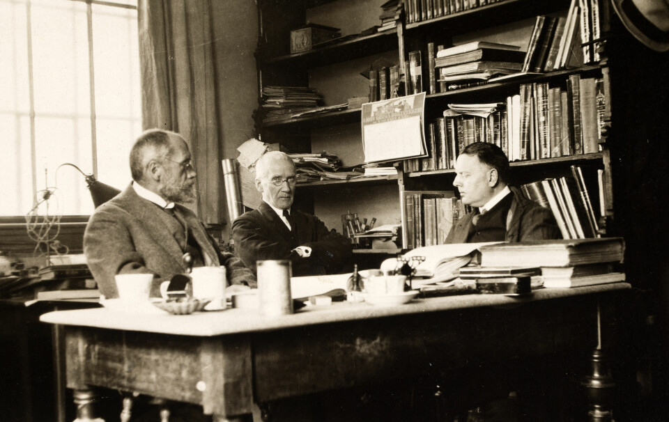 Tedrikkarar på Bergens Museum i 1921. Frå venstre James Grieg, Henrich Bucher jr., og Anton Mohr Wiesener. Ukjend fotograf.