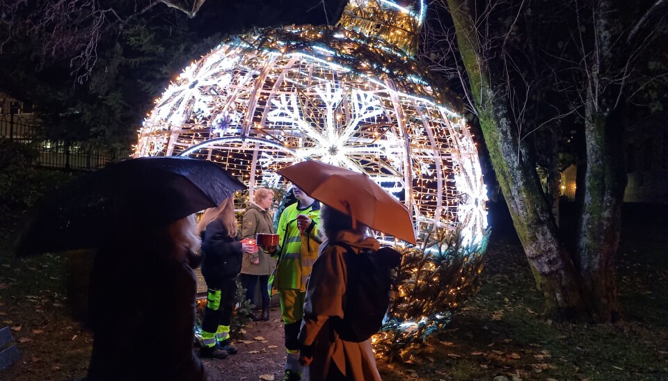 De fremmøtte på tenningen av julekulen fikk servert pepperkaker og gløgg. Julekulen i Muséhagen