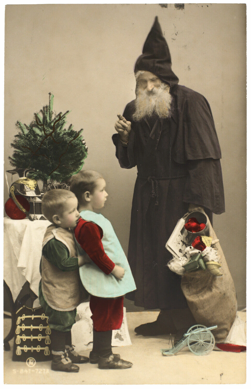 UBB-BS-PKE-0020: Utenlandsk julekort med motiv av barn og nisse. Ukjent fotograf.