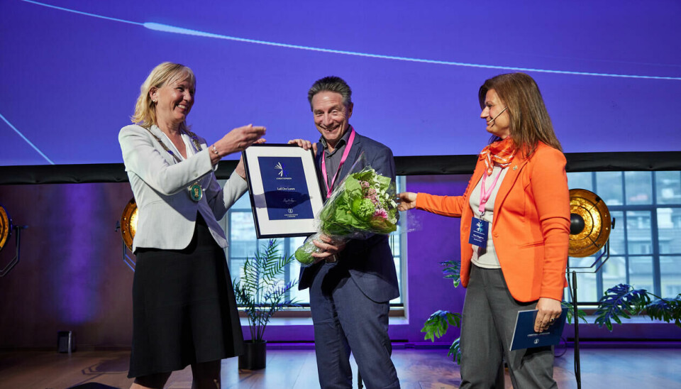 Leif Ove Larsen fikk Christieprisen 2023 for arbeidet med å etablere kunnskapsklyngen i Media City Bergen. Rektor Margareth Hagen til venstre, prorektor Pinar Heggernes til høyre for vinneren.