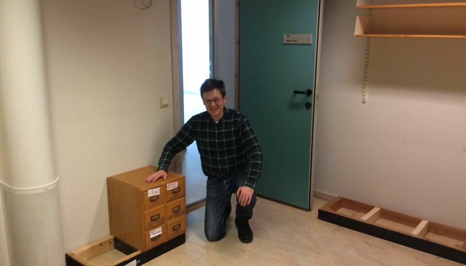 Rune var så glad da den første gjenstanden av Språksamlinganes arkiv kom på sitt plass i Bergen. Fra arbeid i 2016.
