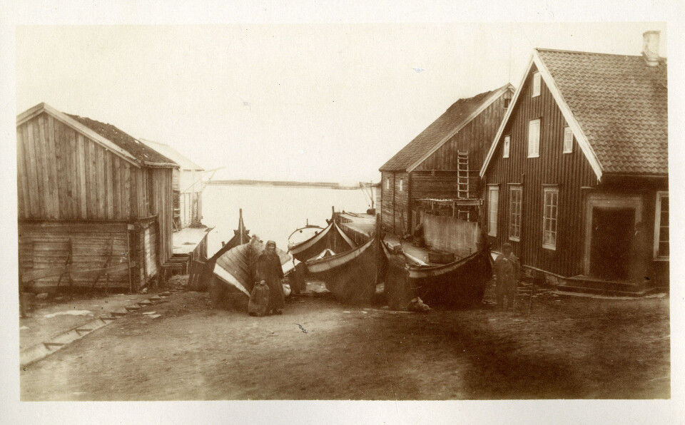 Et av de få motivene i mappen med litt folkeliv. Fra havnen i Vadsø, 1881. Fotograf: Joseph Villiers-Moriame.
