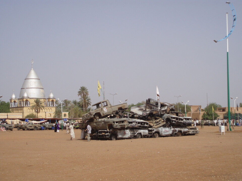 I 2008 angrep Justice and Equality Movement fra Darfur den sudanske hovedstaden, Khartoum og Omdurman. Hæren klarte å stoppe invasjonen på en dag. I etterkant av kampene, utstilte regjeringen ødelagte militære verktøy og væpner fra de angripende opprørene fra Darfur.
