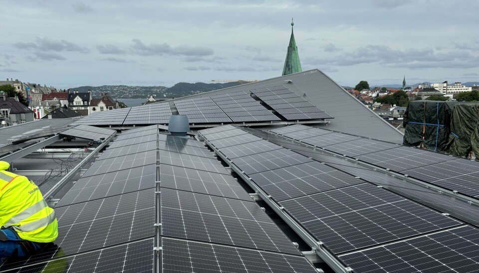 Arbeidet med å sette opp solceller på SV-bygget er i full gang.