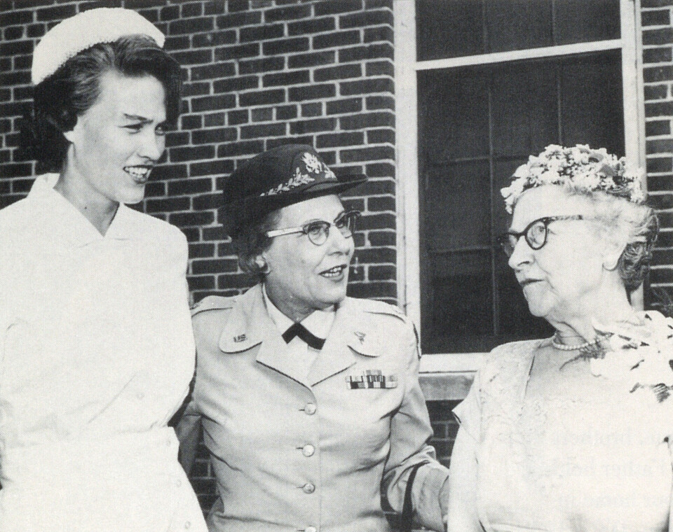1963: Margarethe (t.v) uteksaminert fra University of Maryland. Sammen med major Anna Cost, som rekrutterte henne til militæret, og dekan
for sykepleierskolen.