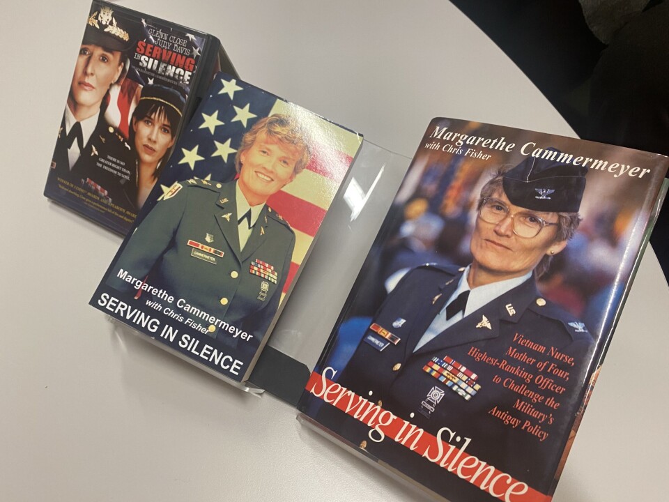 DVD og to utgaver av boken om Margarethe
Cammermeyers liv.