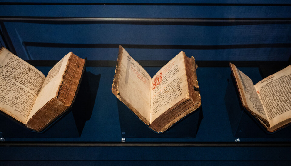 Tre av de tidligmoderne kodeksene med ulike versjoner av Landsloven som utstilles på Bryggens museum.