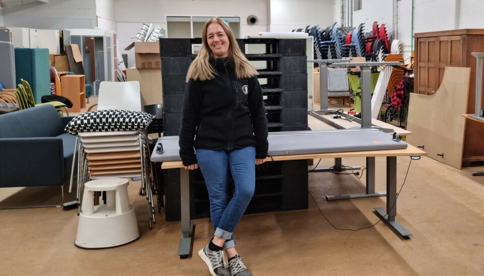 Anette Mjørlaug Spord forteller at midlene fra Klimafondet har kommet godt med. Anette Spord i møbellageret