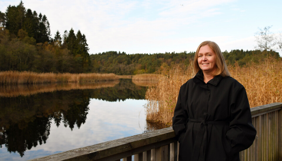 Førsteamanuensis i botanikk, Heidi Lie Andersen, foran Mildevannet som Vågelva munner ut av. Dette området har et spesielt økosystem med sjeldne fiske- og fuglearter, og unike vannplanter.