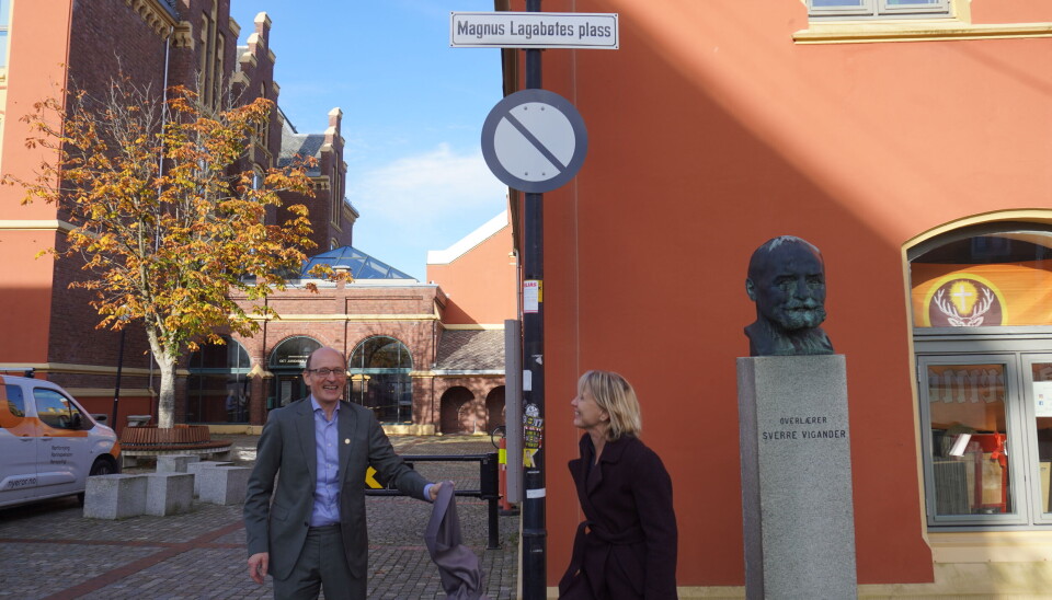 Dekan ved Det juridiske fakultet Karl Harald Søvig og UiB-rektor Margareth Hagen avduket skiltet på Magnus Lagabøtes plass.