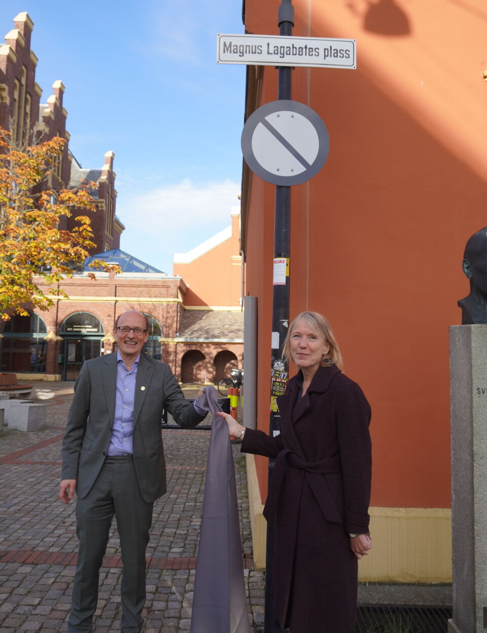 Juss-dekan Karl Harald Søvig og UiB-rektor Margareth Hagen under avdukingen av skiltet.