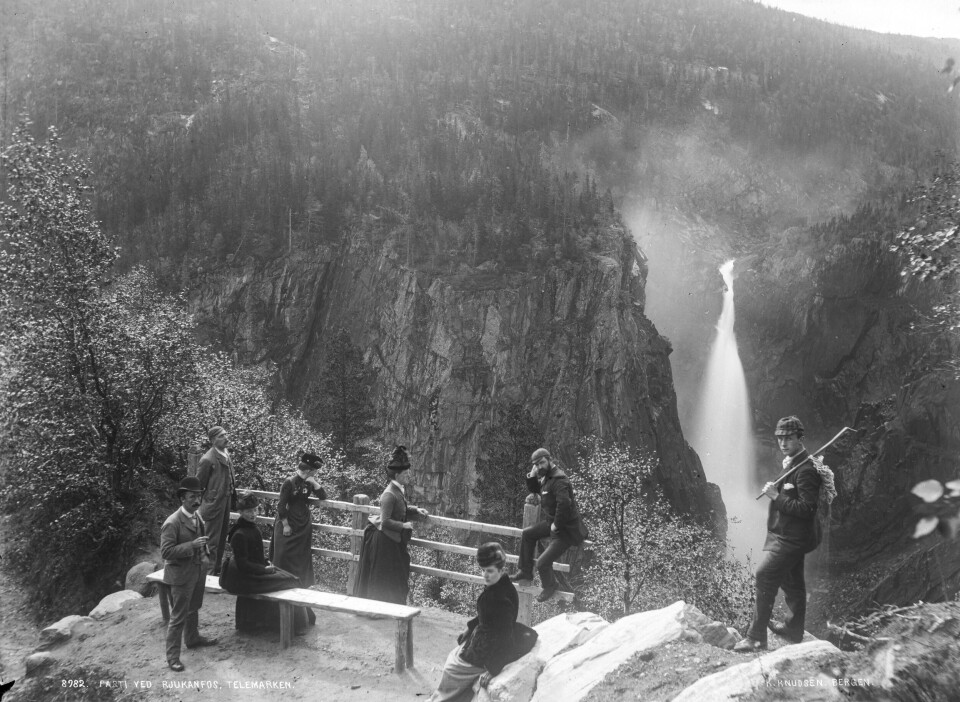 Turistar ved ein av dei «heilage» stadene i norsk reiselivshistorie, Rjukanfossen, garantert med ei reisehandbok i veska. Fotograf: Knud Knudsen, truleg i 1880-åra.