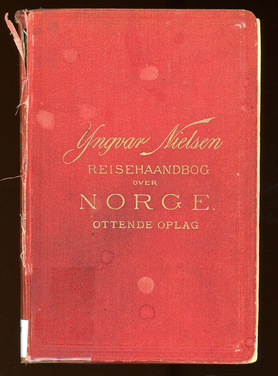 Eit velbrukt eksemplar av 8. utgåve av «Reisehaandbog over Norge» av Yngvar Nielsen, utgitt i 1896.