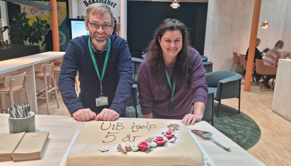 Sjefingeniør Magne Bergland ved ITA og Rådgiver Martine Elisabeth Langaard ved SA feirer at UiBhjelp er 5 år.