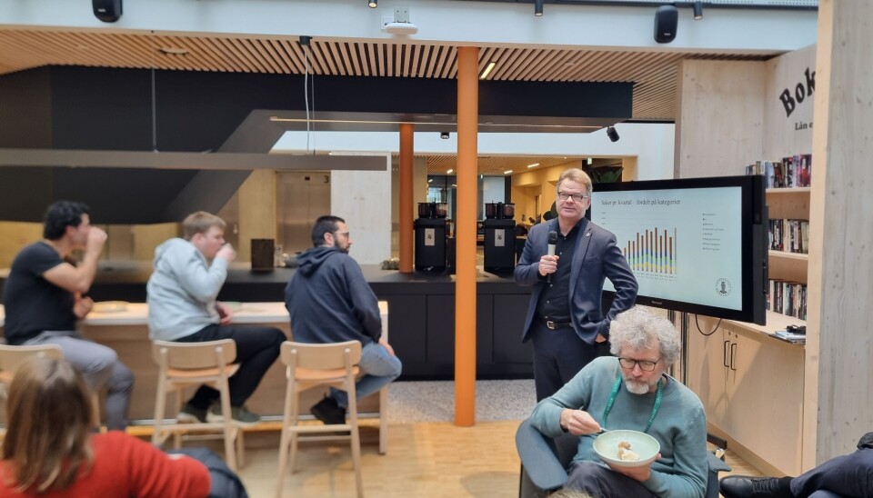 Universitetsdirektør Tore Tungodden leder styringsgruppen til UiBhjelp, og skryter av prosjektet. – Det er utrolig kjekt å kunne stå her og si at dette har vært en suksess, og jeg må gi skryt til IT-Avdelingen og Studieavdelingen for sterk brukerrettet utvikling i prosjektet.