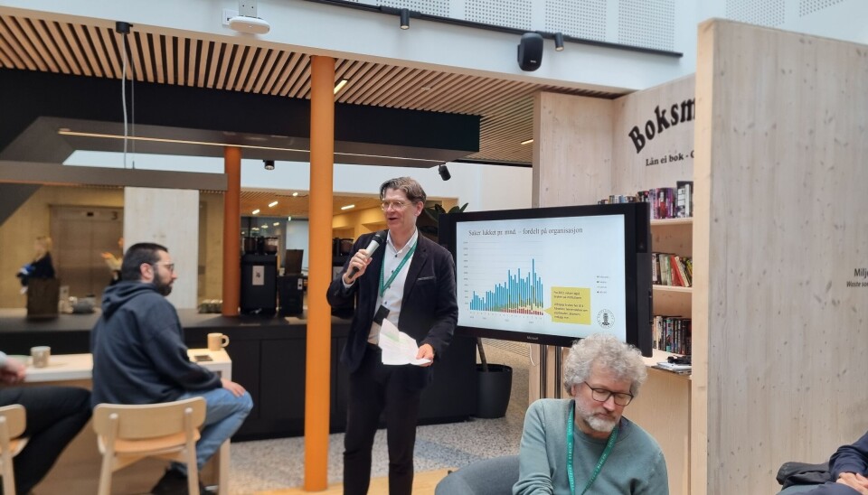 Leder for Studieadministrasjonen, Christer Lorentz Solheim, forteller om store tidsbesparelser takket være UiBhjelp. – Gjennom automatiserte svar og standardløsninger sparer våre ansatte rundt 40 000 tastetrykk i året. Dette sparer store saksbehandlingsressurser.