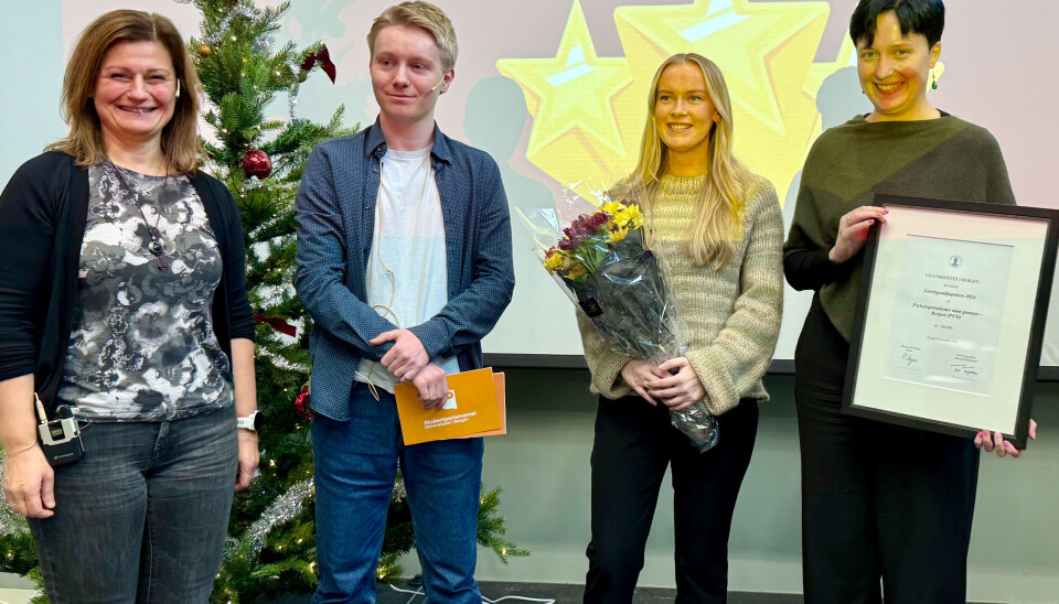 Læringsmiljøprisen ble overrakt representanter for PUG Bergen. F. v:: Prorektor Pinar Heggernes, læringsmiljø ansvarlig i Studentparlamentets arbeidsutvalg, Magnus Jansen, Elise Nisja og Lea Grøstad fra PUG.
