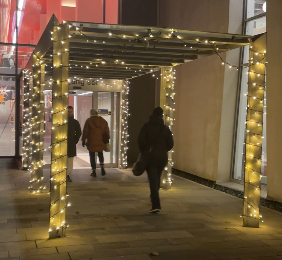 Julepynt og lys sprer glede på «Odontologen»
