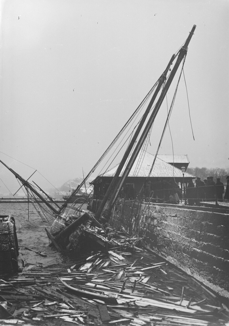 Ved Tollboden etter stormen i 1907...