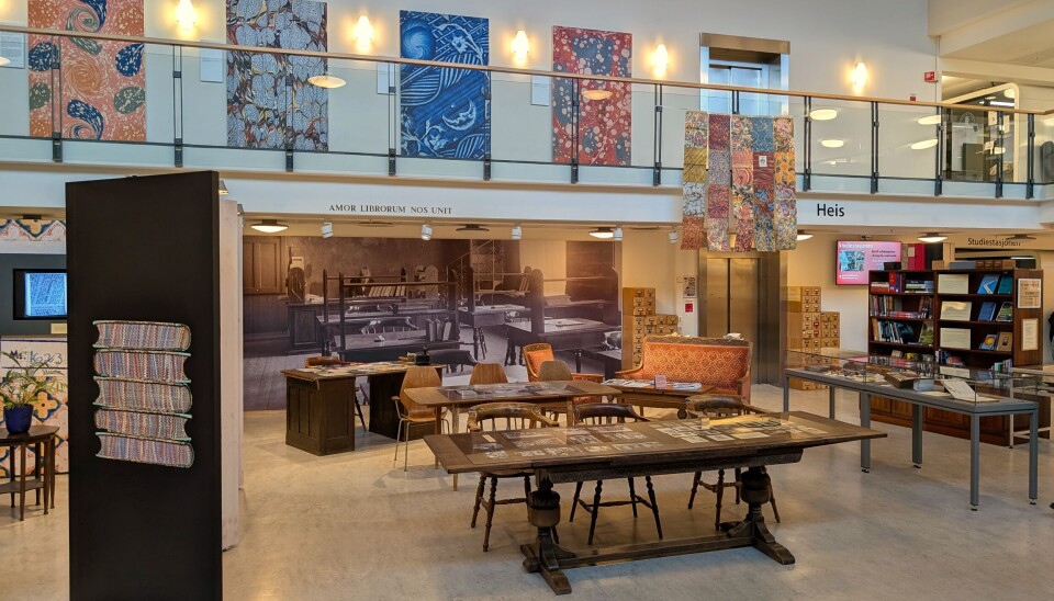 Fra utstillingen «Amor librorum nos unit. Bøker og studenter i 200 år» ved Bibliotek for Humaniora, UBB.