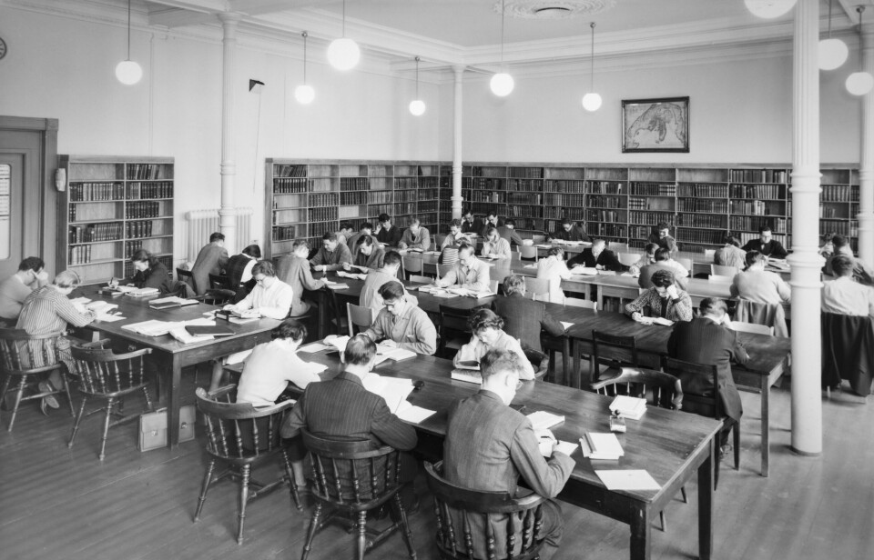 Fra lesesalen på Bergens Museums bibliotek, 1950-tallet. Fotograf: Jan Henrik Reimers.