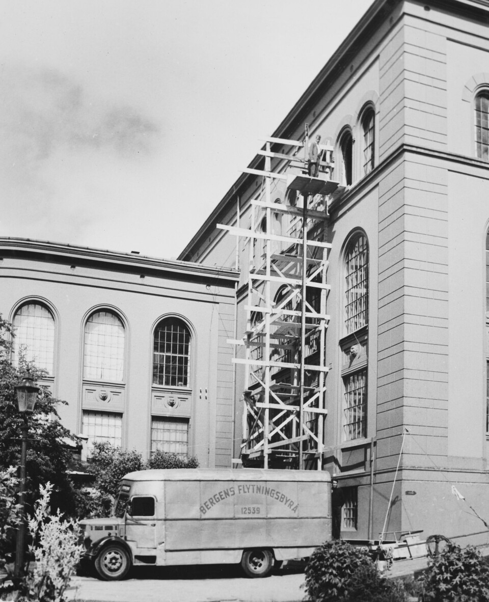 Bøkene flyttes fra loftsmagasinene på Bergens Museums bibliotek, for å fraktes til det nye Universitetsbiblioteket i 1961. Fotograf ukjent.
