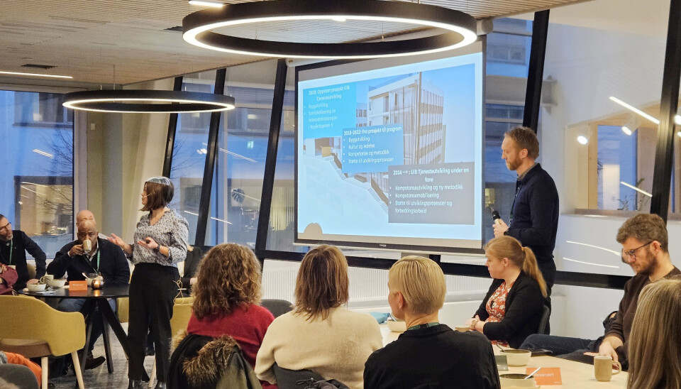 Elisabeth Nesheim på HR-avdelingen og Jon Eikhaug på IT-avdelingen forklarte hvordan to ulike perspektiver innen tjenesteutvikling skal forenes på UiB.