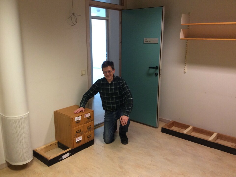Språksamlingane frå Universitetet i Oslo kom til Bergen i 2016, og den første faglege leiaren for Språksamlingane ved UiB, Rune Kyrkjebø, tek her imot det første arkivskapet.