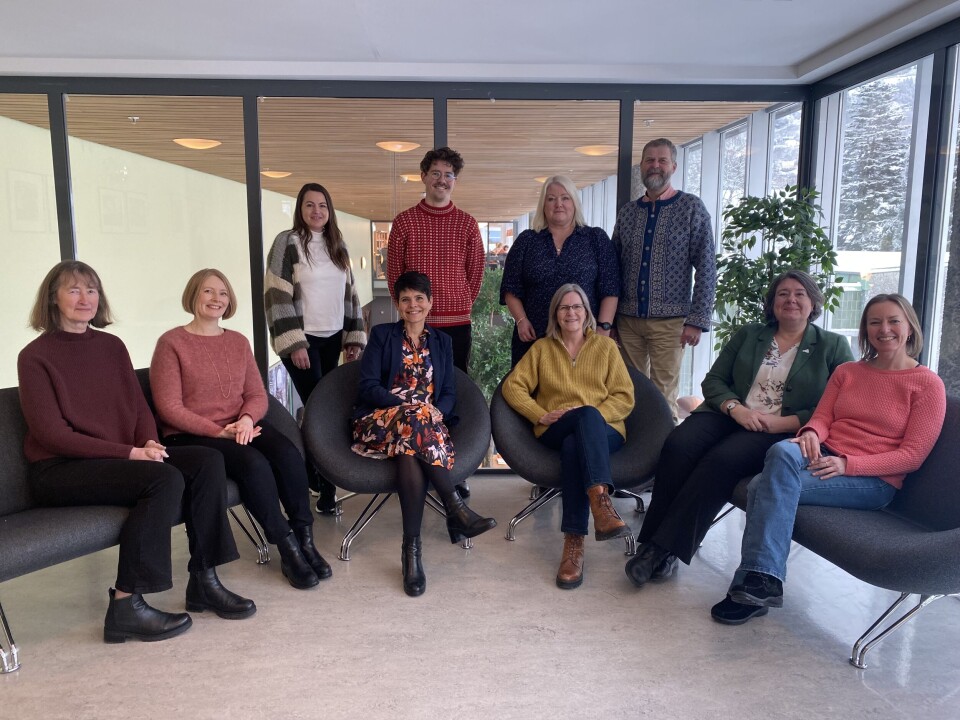 Ordbokredaktørar og stipendiatar som i delar av eller i heile prosjektperioden 2018–2024 var tilknytte Revisjonsprosjektet. Framme frå venstre: Anne Engø, Bente Selback, Margunn Rauset, Kari-Anne Selvik, Klara Sjo og Gunn Inger Lyse. Bak frå venstre: Kjersti Sørum Mjelde, Mikkel Ekeland Paulsen, Marita Kristiansen og Terje Svardal.