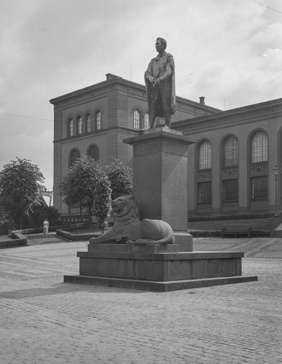 Museumsgrunnleggjaren Wilhelm F. K. Christie gjorde ein stor innsats for å samle og formidle kunnskap om det norske talemålet, og han har på mange måtar vore viktig for utviklinga av norsk leksikografi. Her, statuen av Christie laga av Christopher Borch, avduka på Torgallmenningen 1868, men flytta til Muséplassen i 1925.
