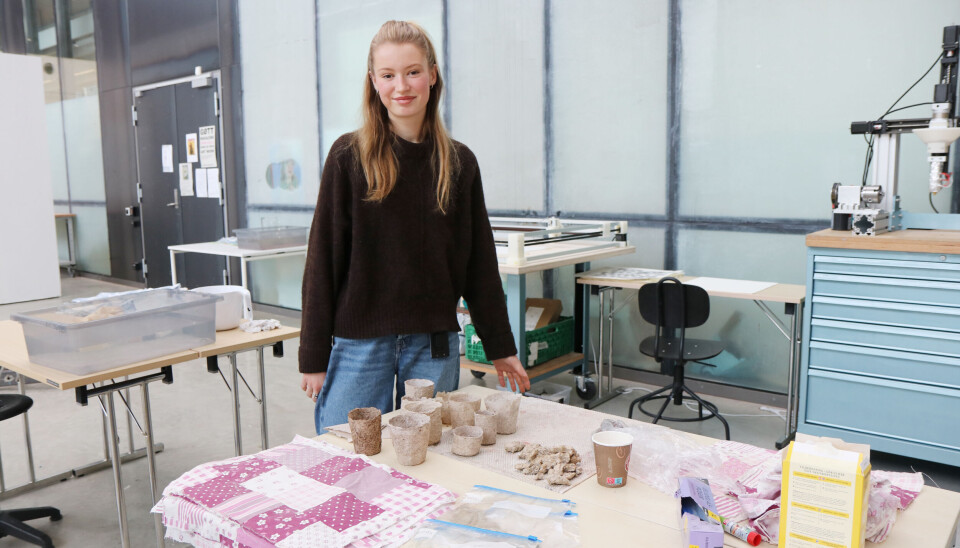Bachelorstudent Edle Torseter tester ut som det er mulig å lage kaffekopper av kaffegrut.