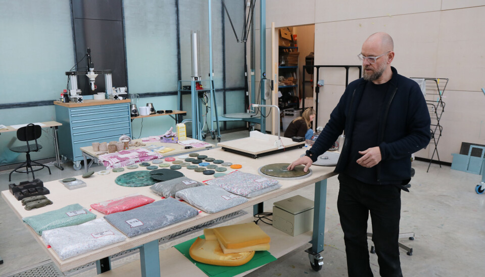 Førsteamanuensis Petter Østergaard fra Institutt for design står bak materialverkstedet som står i foajeen til KMD.