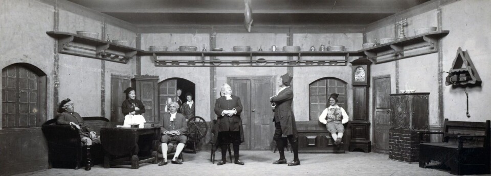 Scene frå Ludvig Holbergs Erasmus Montanus på Komediehuset i 1917. Foto av Selmer Malvin Norland, Avdeling for spesialsamlinger, Universitetsbiblioteket i Bergen.
