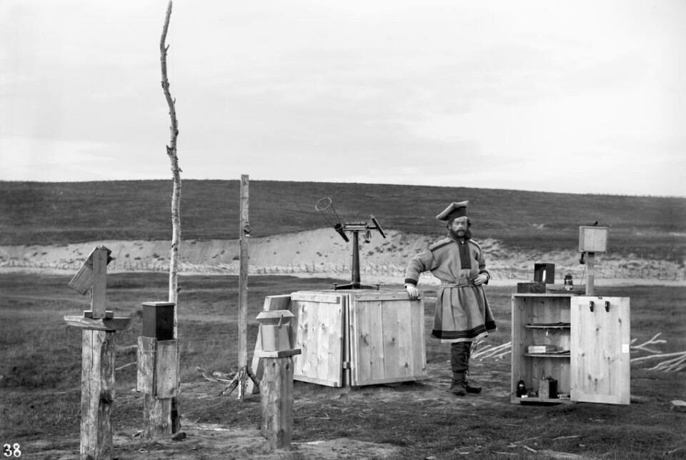 Selvportrett av den dansk-norske fotografen og nordlysforskeren Sophus Tromholt ved sin nordlysstasjon i Kautokeino, ikledd samisk kofte (ubb-bs-fol-00621-031, 1882-83)