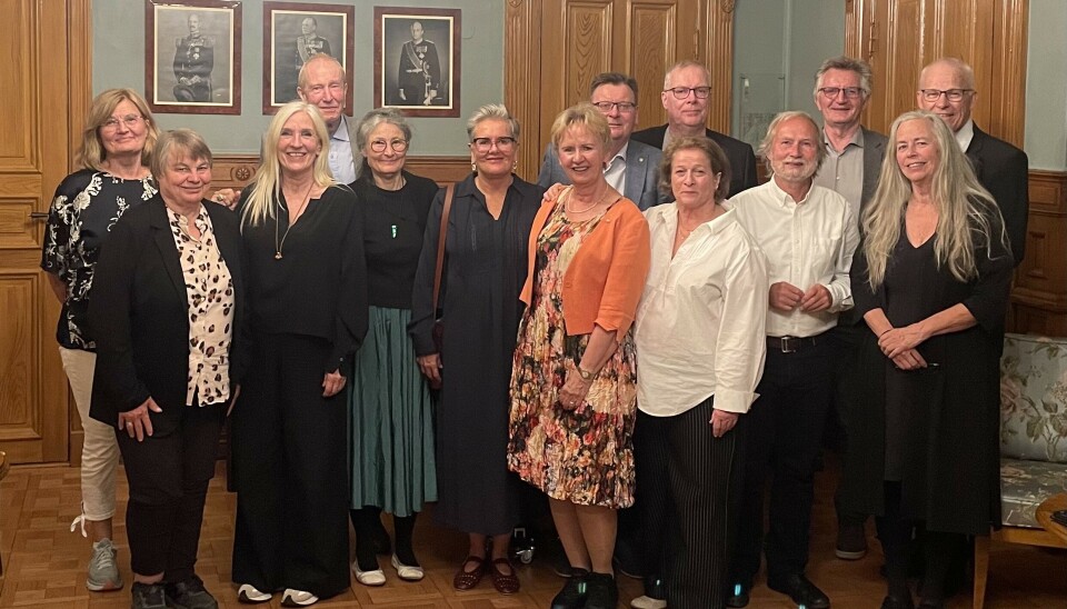 Fra kull 23 sin 40 års markering i Villaveien 9. Fra venstre: Ann Aanes, Rita R. Skavhellen, Linda Fluge, Ståle Itland, Ingrid Dundas, Laila Hjulstad, Bente S. Mowatt Haugland, Halvor Hjørnevik, Wenche Brun Lien, Ingolf Fosse, Arvid Voster, Odd Harald Røkenes, Rikke Marie Mjøen og Jarle Eid.