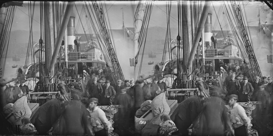 «Et emigrantskib ved dets Afreise fra Bergen.» Bildet er tat mellom 1871 og 1873. Fotograf: Knud Knudsen (ubb-ks-ns-1208).