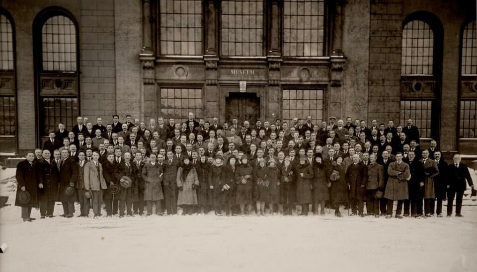 Ukjent gruppe fotografert på trappen utenfor museet. Bildet er stemplet med adressen Foto. Jacobsen, Strandgt. 7. Det var en adresse fotograf Jacobsen hadde mellom 1928 og 1945.