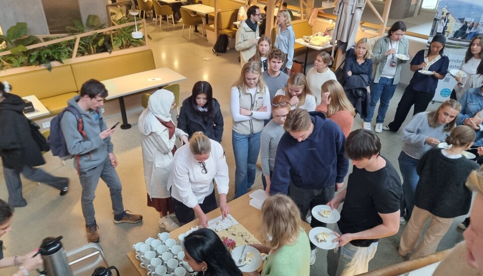 Sammen spanderte kake på studentene i anledning åpningen av Redet