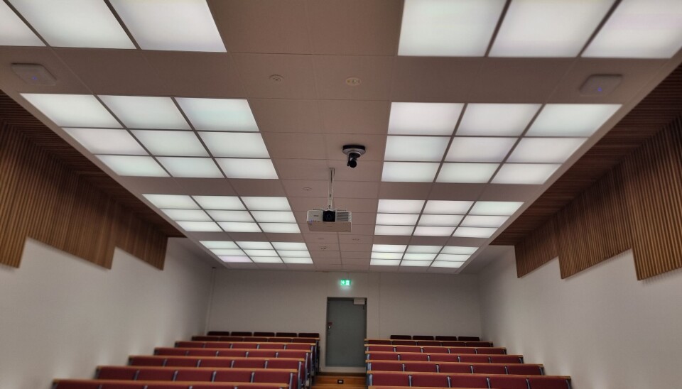 Lysplater i taket og fargevalg på vegger gir Auditorium 128 i C12 et unike lysforhold.