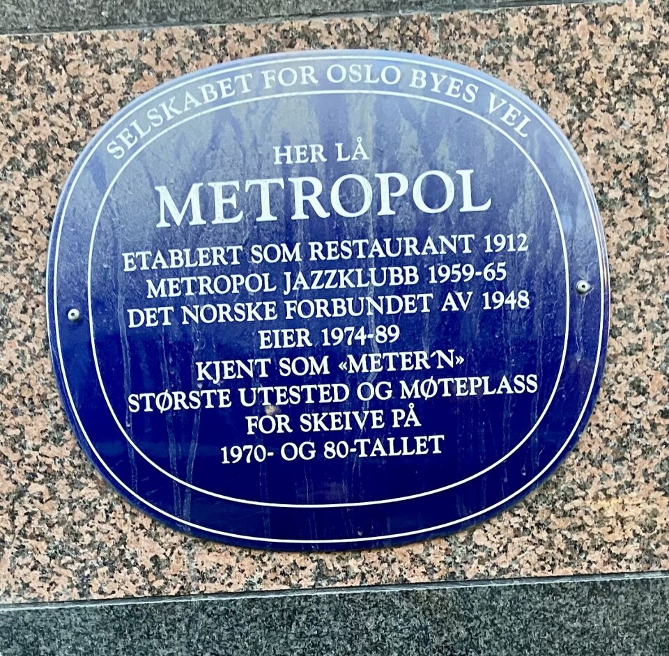 Den blå plaketten ble avduket i 2022. Siden 1987 har foreningen for Oslo Byes Vel avduket over 250 plaketter over hele byen. Utmerkelsen blir gitt til en bygning eller et offentlig som har en spesiell betydning eller historie.