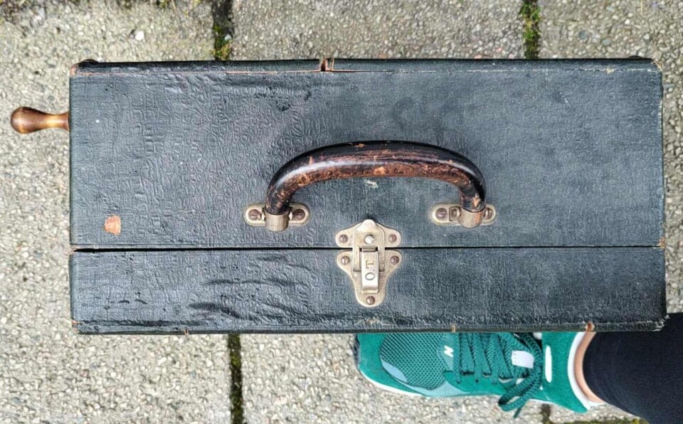 Spent arkivar på vei opp til Spesialsamlingenes lokaler. Stoppet på veien for å ta bilde av den reisbare sveivegrammofonen.