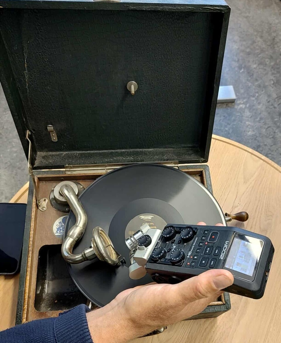 Kollega Jo Hjelle i gang med å spille av platen, vi andre hadde jobben med å sveive grammofonen.