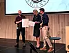 Vinner av UiBs arbeidsmiljøpris for 2025, Kristoffer Eikehaug mottar prisen fra rektor Margareth Hagen og seksjonssjef ved Seksjon for arbeidsmiljø og organisasjonsutvikling, Ingve Bergheim.