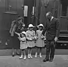 1939: Bildet viser kronprinsfamilien med to år gamle prins Harald etter ankomst med tog til Fjøsanger stasjon. Bildet er trolig tatt før avreise til Gamlehaugen.